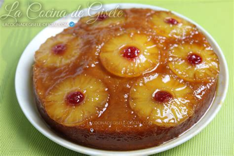 Ingredientes frescos para la torta de piña volteada: piña, mantequilla, azúcar, huevos, harina, leche