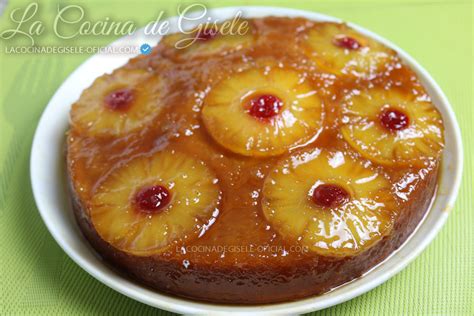 Molde para torta con rodajas de piña y azúcar morena, listo para congelar