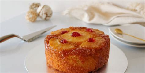 Proceso de batido de la masa para la torta de piña volteada
