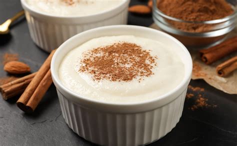 Postre de sémola con leche en un cuenco, decorado con canela y bayas