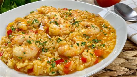 Plato terminado de fideos de arroz con gambas y verduras, destacando los colores vibrantes.
