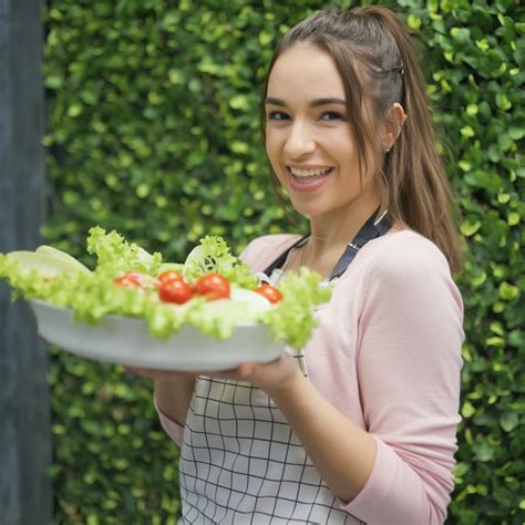 Esquema de la técnica de mezcla para magdalenas veganas: secos aparte, líquidos aparte, luego unir suavemente.