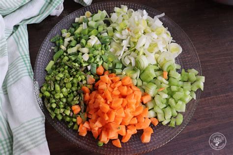 Variedad de verduras cortadas listas para añadir a la cazuela