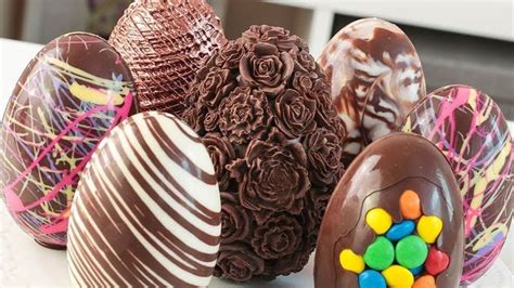 Foto temática de Pascua con huevos de chocolate y ambiente acogedor en casa