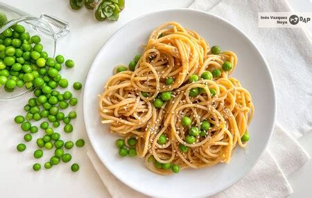 plato de espaguetis con salsa de cacahuete y guisantes