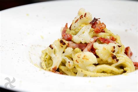 plato de espaguetis con coliflor asada y aceitunas