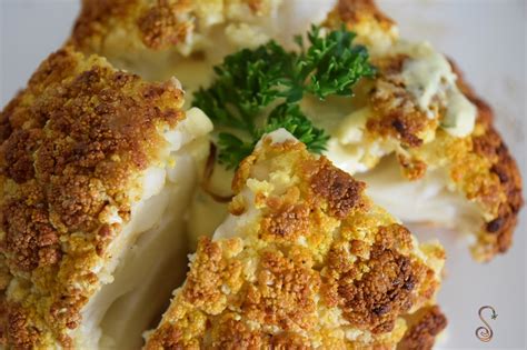 Coliflor entera marinada con especias tandoori lista para hornear