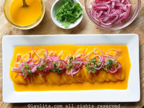 Foto: Tiradito de salmón con salsa de ají de maracuyá, cebolla encurtida y cilantro