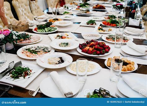 Imagen de una mesa servida con platos típicos chilenos y guarniciones tradicionales.
