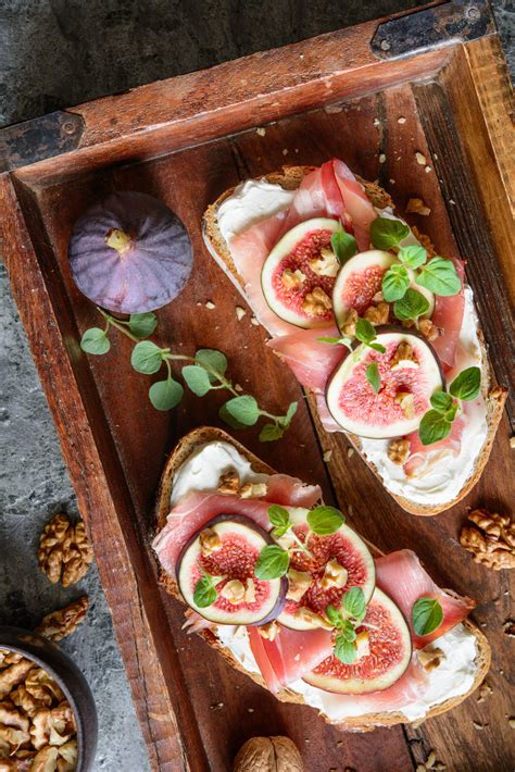 Fotografía de un sándwich gourmet con higos, piñones y queso mozzarella