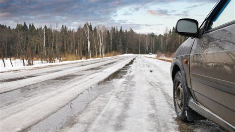 Coches accidentados en carretera helada