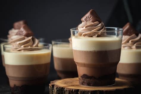 Foto de mousse de chocolate servido en vaso con capas visibles