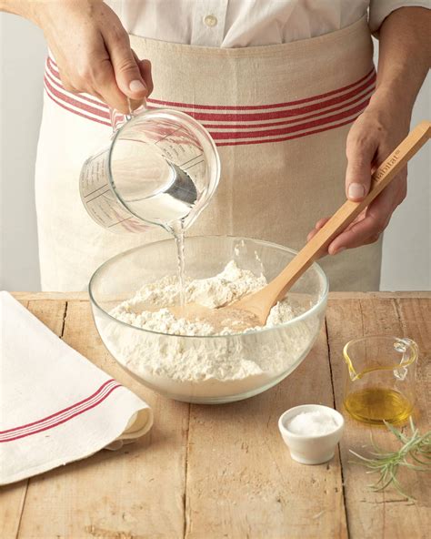 Mezcla de ingredientes para el pan de semillas en un bowl