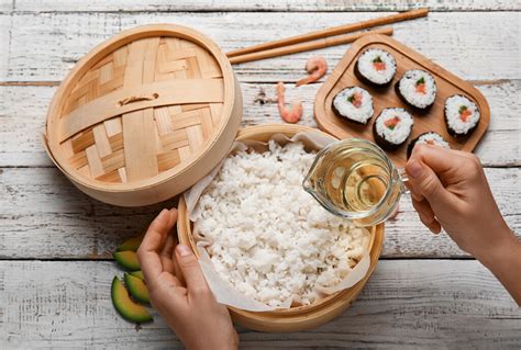 Imagen de un bol con arroz de sushi recién preparado y aderezado.