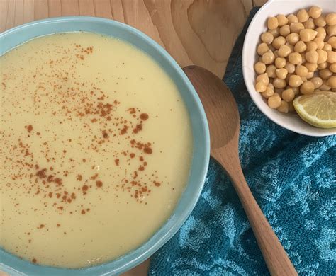 Ingredientes principales para la crema de garbanzos: garbanzos, leche evaporada, mantequilla, especias y avena.
