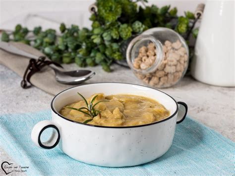 Proceso de cocción de la crema de garbanzos: licuado, fritura y adición de ingredientes líquidos.