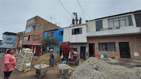 Fotografía de una vivienda autoconstruida en un asentamiento informal en La Chimba, destacando su tamaño y la presencia de vegetación.