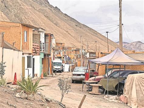 Gráfico que compara el aumento de familias en campamentos en Antofagasta con el incremento nacional, mostrando el porcentaje de crecimiento anual.