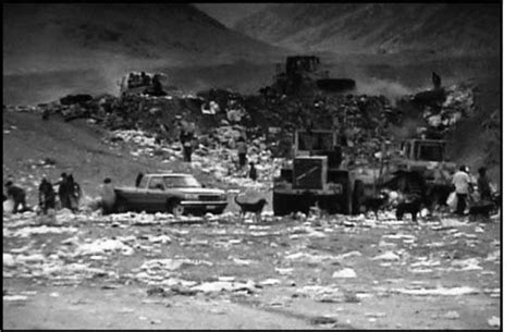 Vista panorámica del antiguo vertedero La Chimba, mostrando la acumulación de escombros y la ausencia de cercado.