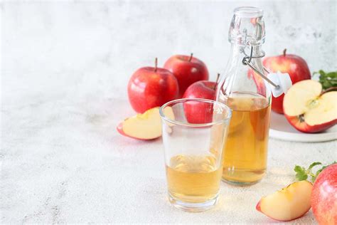Diagrama mostrando la preparación y aplicación de la solución de vinagre de manzana para la piel.