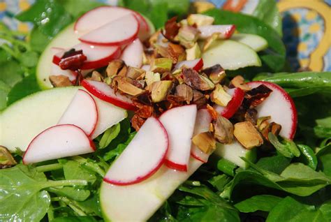 Foto de ensalada de berros con manzanas, rábanos y pistaches