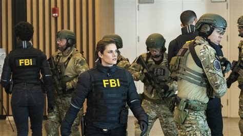 Agentes del FBI rescatando a una víctima de secuestro.
