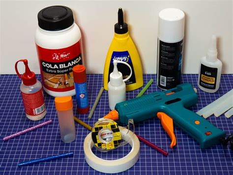 Disposición de los materiales: pasta seca, pegamento, pinturas, purpurina, base de cartón