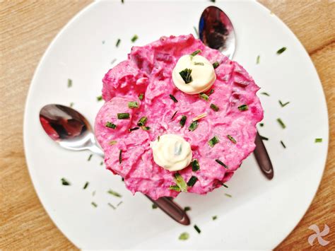 Ensalada de cuscús rosa vibrante con remolacha