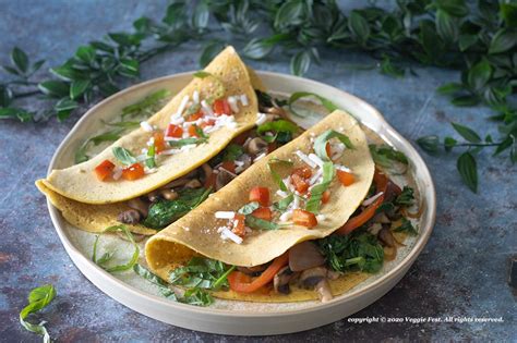 Plato de tortillas de harina de garbanzo variadas, algunas dulces, otras saladas