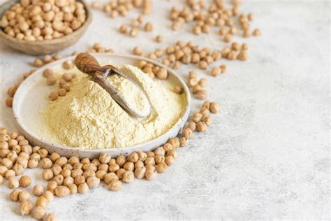 Infografía comparativa de la harina de garbanzo con otras harinas (trigo, avena) mostrando valores nutricionales clave como proteína, fibra y gluten