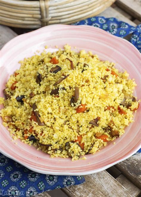 infografía con los pasos de la receta de Cous Cous Atomatado con Queso de Cabra y Camarones