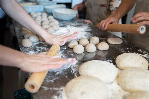 Proceso artesanal de elaboración del Pan de Pascua en una panadería
