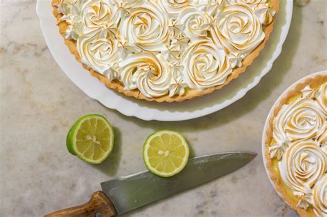 Infografía comparativa de bases para pie de limón: masa vs. galleta, destacando texturas y tiempos de preparación.
