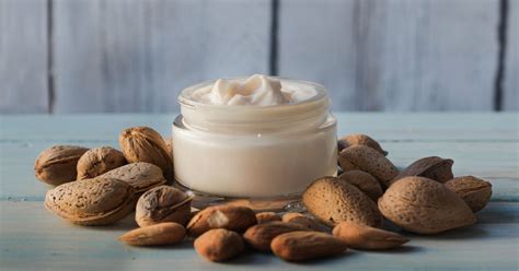 infografía detallando los pasos para hacer una crema de espinacas vegana con anacardos