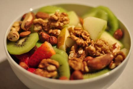 collage de ensaladas coloridas con espinacas, frutas y frutos secos