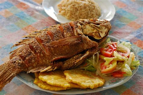 Pescado entero frito con salsa agridulce y vegetales