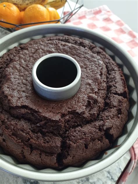 bizcocho de chocolate horneado en molde