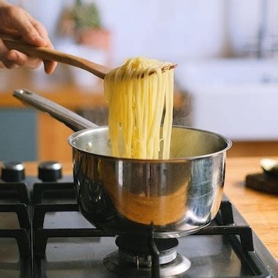 Proceso de cocción de la pasta de espagueti en agua hirviendo.