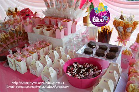 Diseño de una mesa de dulces para bautizo con alfajores decorados en diferentes presentaciones