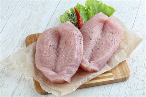 Foto de pechuga de pavo deshuesada cruda y fresca
