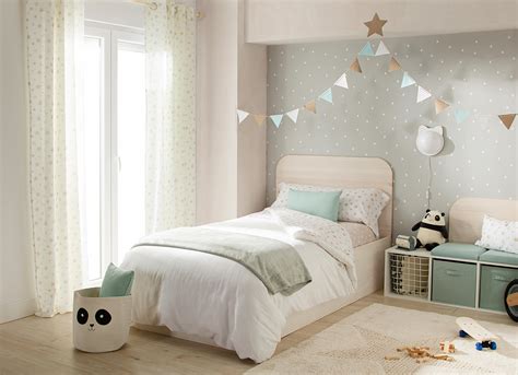 Habitación infantil con mobiliario y decoración en tonos rosa y verde