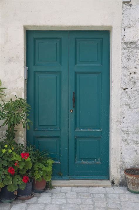 Entrada de casa con puerta principal pintada de verde