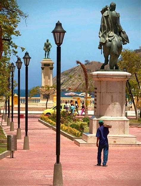 Fotografía del Parque de Bolívar en Supía, mostrando la plaza principal, el monumento y su entorno comercial.