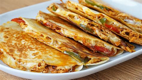Ilustración de diferentes tipos de quesadillas de pollo con acompañamientos.