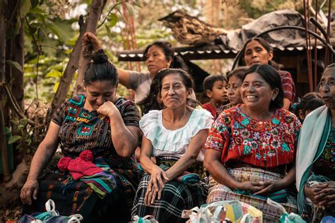 Fotografía de una masa de maíz guatemalteca en proceso de cocción en una olla, con una paleta removiendo.