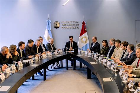 Foto de representantes de comunidades de Arica y Camarones trabajando en conjunto
