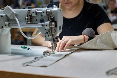Fotografía detallada mostrando el proceso de costura de las piezas de fieltro