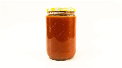 Collage de imágenes: un frasco de salsa de tomate casera, un bol con mayonesa y un plato de pasta con salsa bechamel.