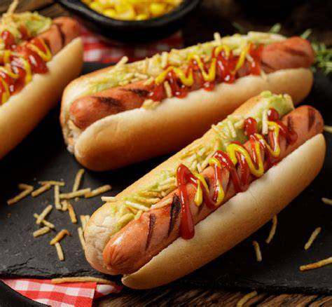 Imagen de un perro caliente colombiano con varias salsas.