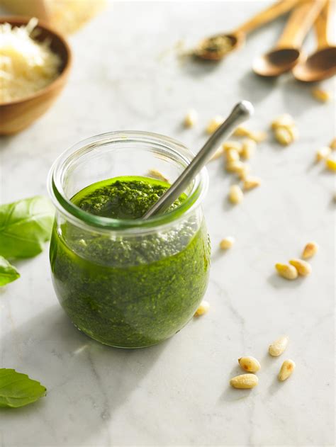 Imagen de un cuenco con pesto fresco y albahaca.